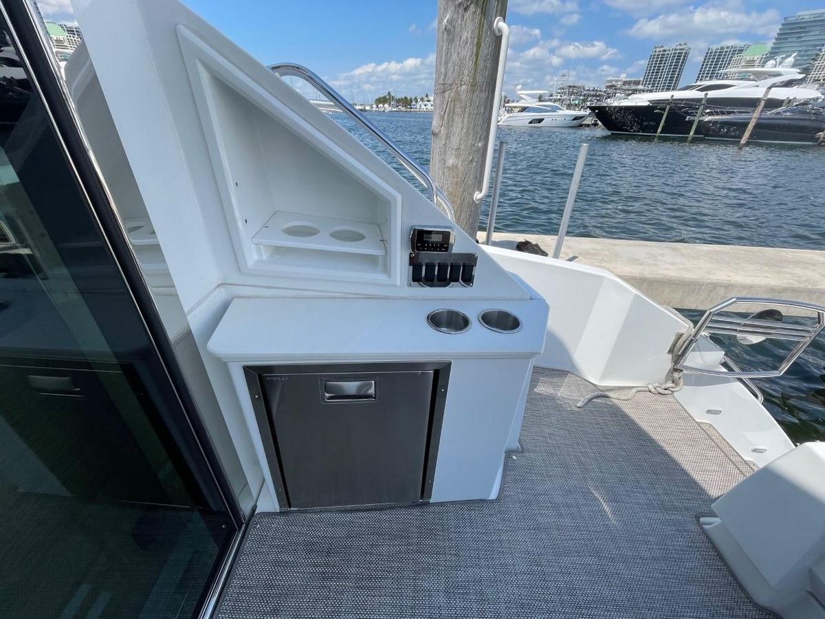 2019 Cruisers Yachts 50 