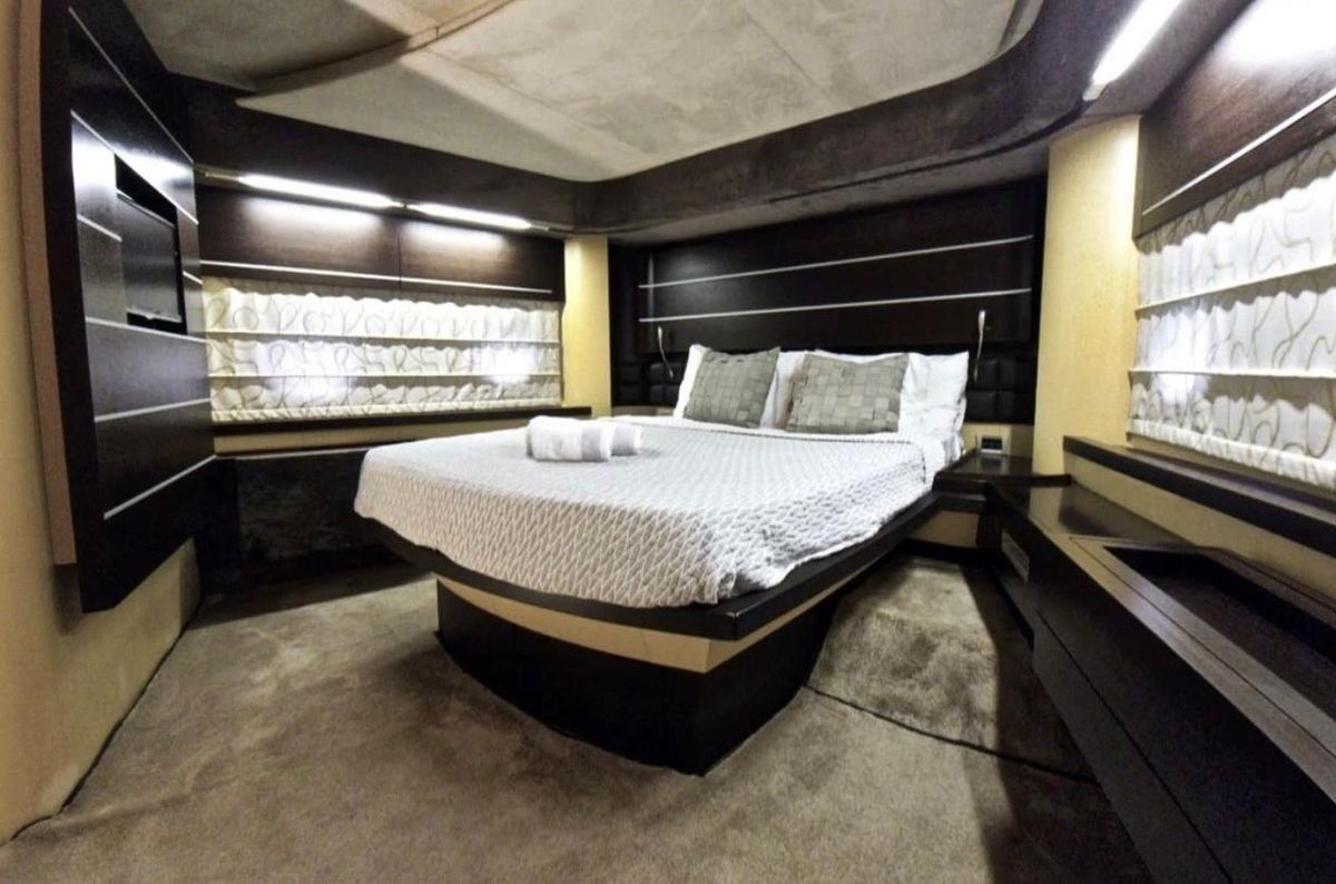 2004 Azimut 86 