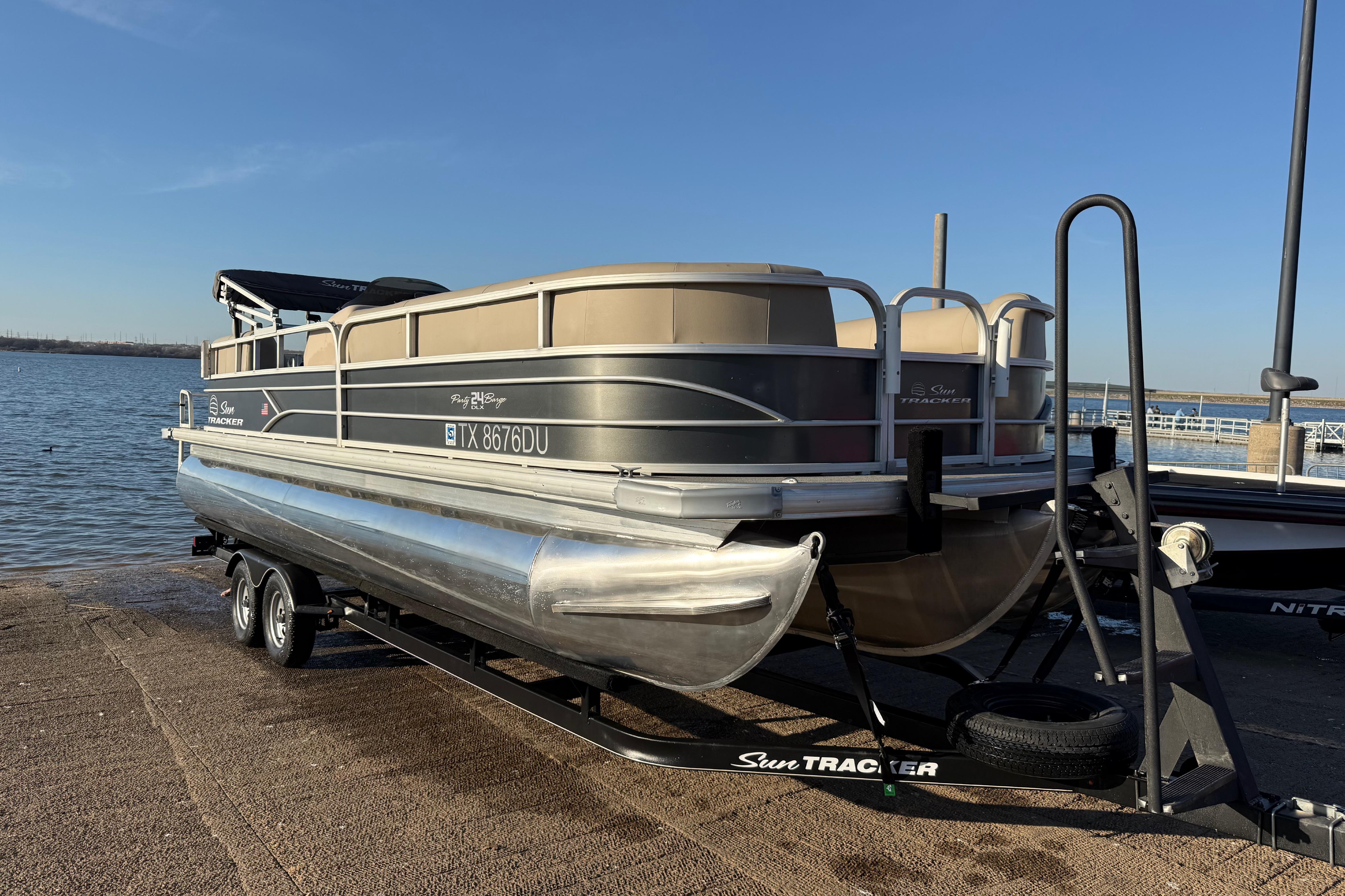 Sun Tracker Party Barge 24 DLX