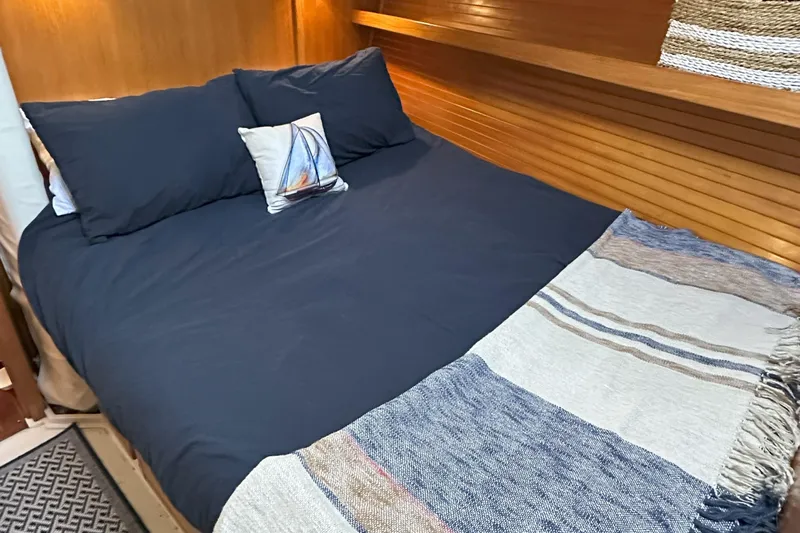 Take Five Yacht Photos Pics Cozy cabin bedroom in 1999 Catalina 42 MkII sailboat with nautical-themed decor.