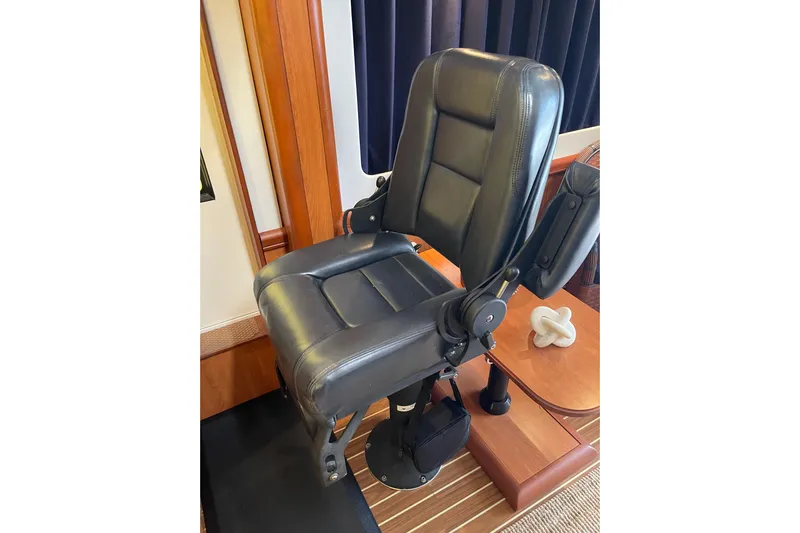 Perseus Yacht Photos Pics Captain's chair on 2008 Mainship 34 Trawler Hardtop, featuring black leather upholstery.