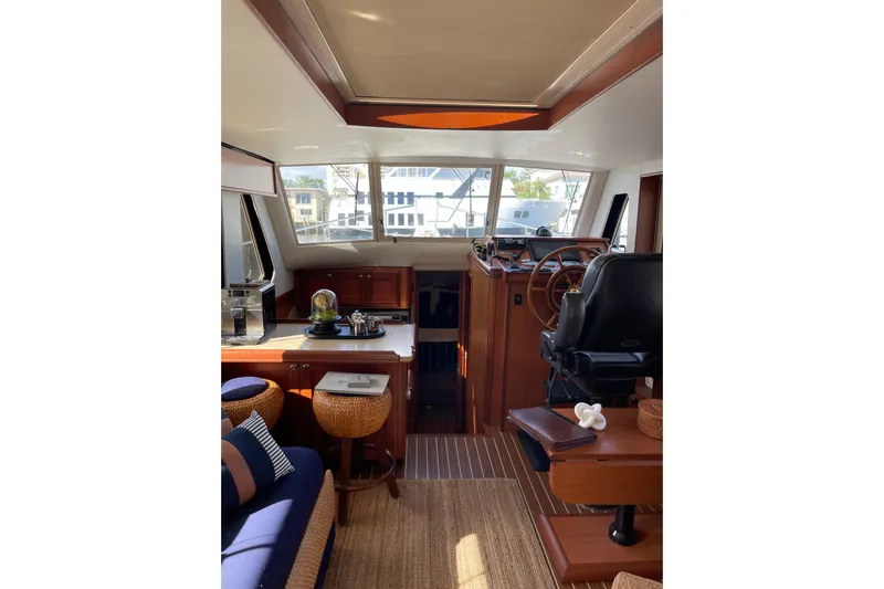 Perseus Yacht Photos Pics Interior of 2008 Mainship 34 Trawler Hardtop, featuring helm and seating area.