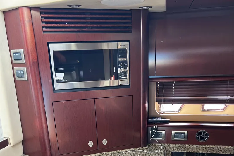 Northern Comfort Yacht Photos Pics Luxurious interior of 2007 Sea Ray 40 Sundancer yacht with built-in microwave.