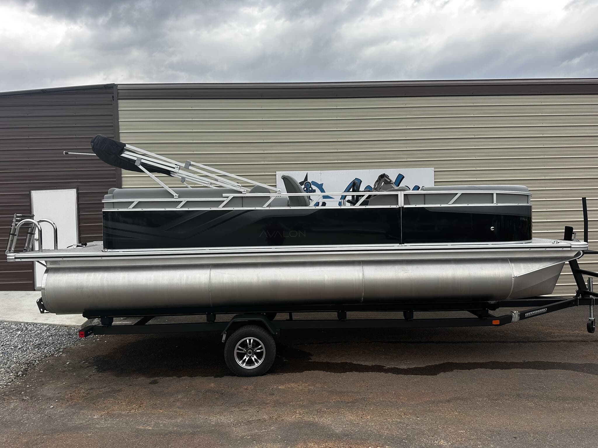 Avalon VLS Quad Lounge - 23'