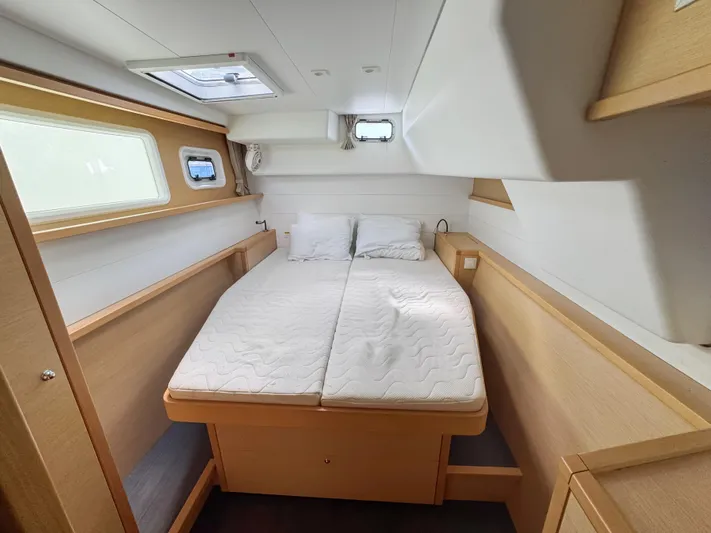 Sunshine Yacht Photos Pics 2017 Lagoon 450 F cabin interior with double bed and natural light.