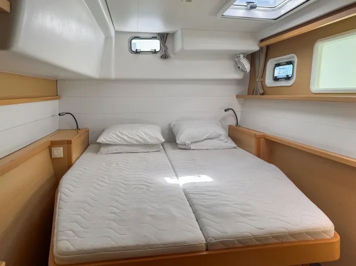 Sunshine Yacht Photos Pics Interior cabin of 2017 Lagoon 450 F catamaran with double bed and natural light.