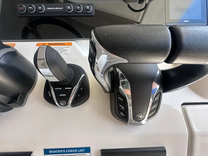  Yacht Photos Pics 2024 World Cat 280ccx boat controls with Yamaha throttle and joystick.