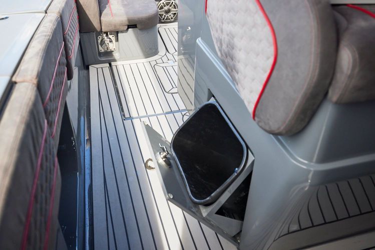 2024 Midnight Express 52 