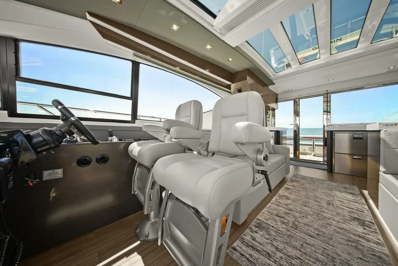 Mi Wave Yacht Photos Pics 2021 Cruiser Yachts 60 Cantius - Helm