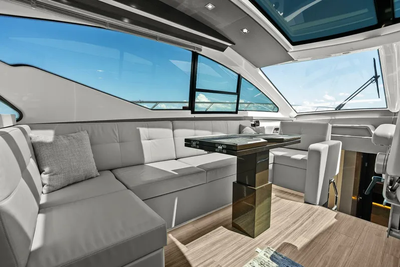 Mi Wave Yacht Photos Pics 2021 Cruiser Yachts 60 Cantius - Dinette