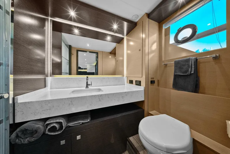 Mi Wave Yacht Photos Pics 2021 Cruiser Yachts 60 Cantius - MSR Head