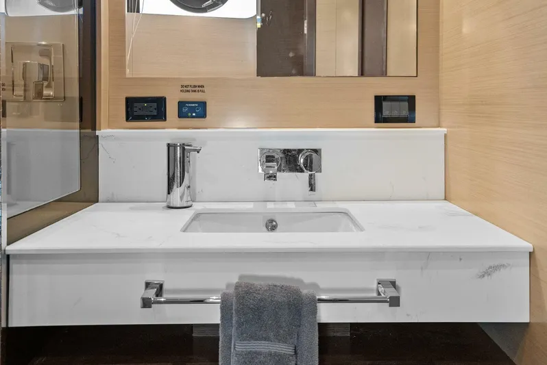 Mi Wave Yacht Photos Pics 2021 Cruiser Yachts 60 Cantius -MSR head