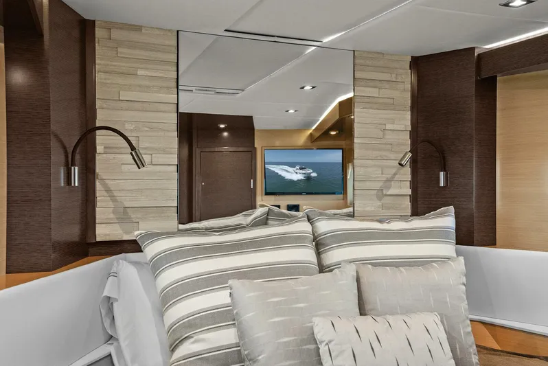 Mi Wave Yacht Photos Pics 2021 Cruiser Yachts 60 Cantius - Stateroom