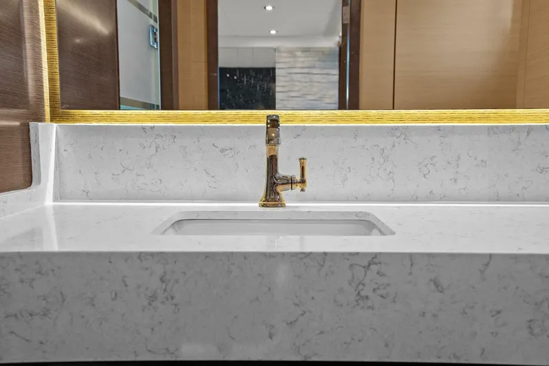 Mi Wave Yacht Photos Pics 2021 Cruiser Yachts 60 Cantius - Stateroom Head