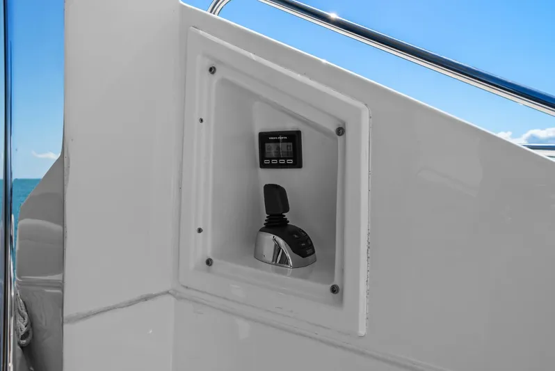 Mi Wave Yacht Photos Pics 2021 Cruiser Yachts 60 Cantius - Starboard Joystick