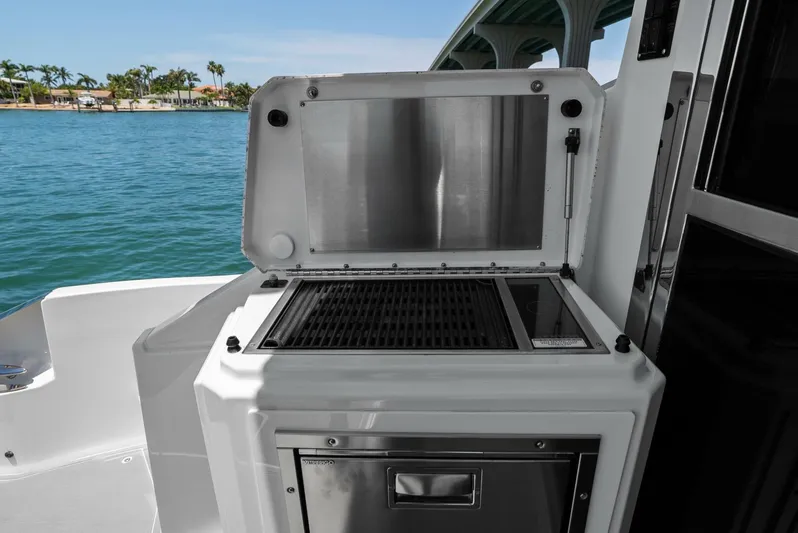 Mi Wave Yacht Photos Pics 2021 Cruiser Yachts 60 Cantius - Cockpit Grill and Refrigerator