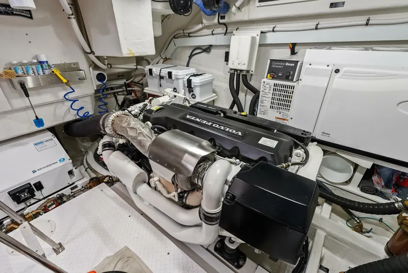 Mi Wave Yacht Photos Pics 2021 Cruiser Yachts 60 Cantius - Engine Room