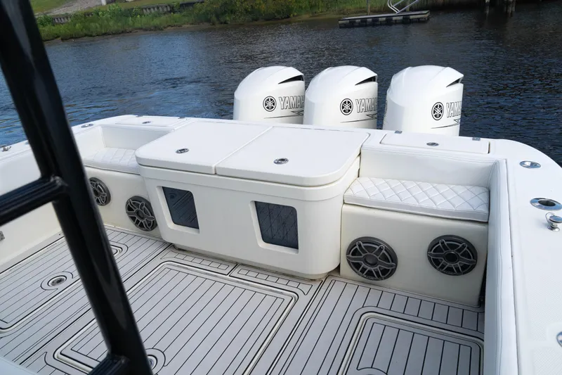  Yacht Photos Pics 2018 Hydra-Sports 3900 Speciale boat deck with Yamaha engines, featuring seating and speakers.