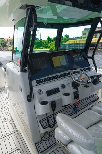  Yacht Photos Pics 2018 Hydra-Sports 3900 Speciale boat cockpit with modern navigation equipment.