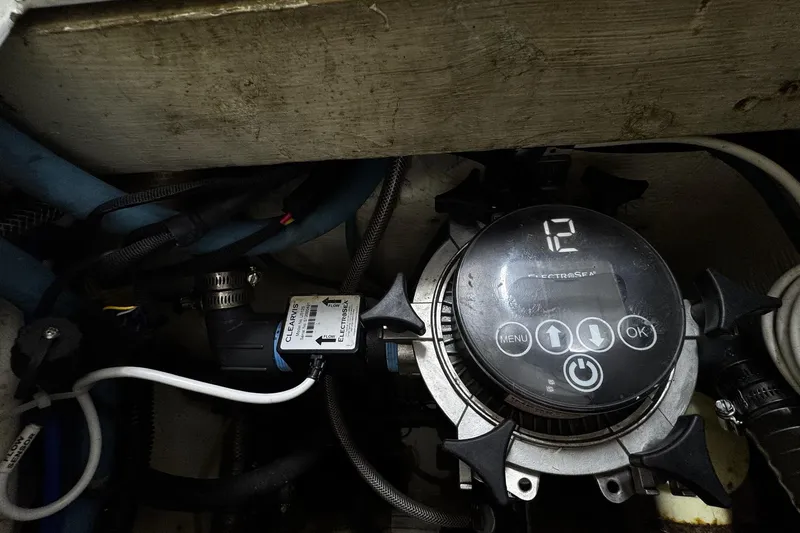 Hammertime Yacht Photos Pics Engine room of 2002 Cavileer 48 Flybridge Sportfish with electronic control panel.