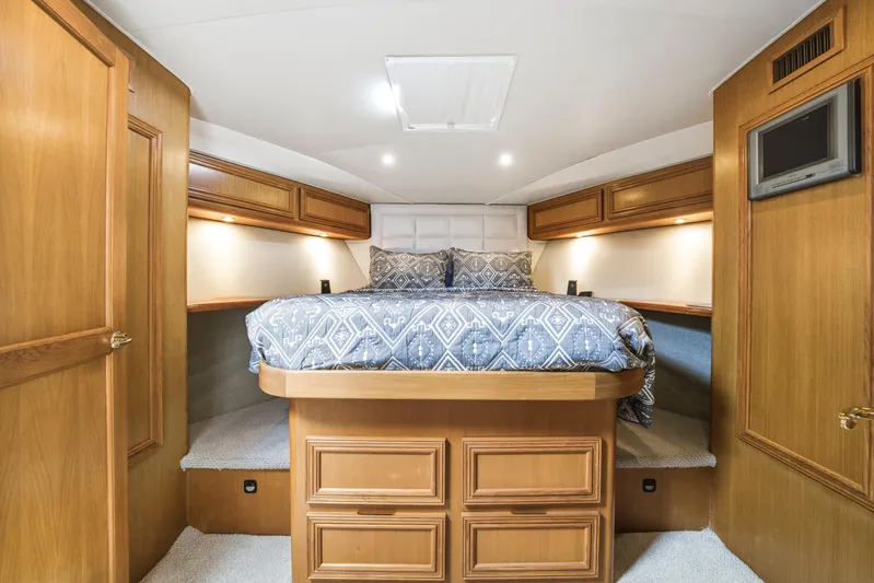 Hammertime Yacht Photos Pics Luxurious cabin interior of 2002 Cavileer 48 Flybridge Sportfish with cozy bed and wood finish.