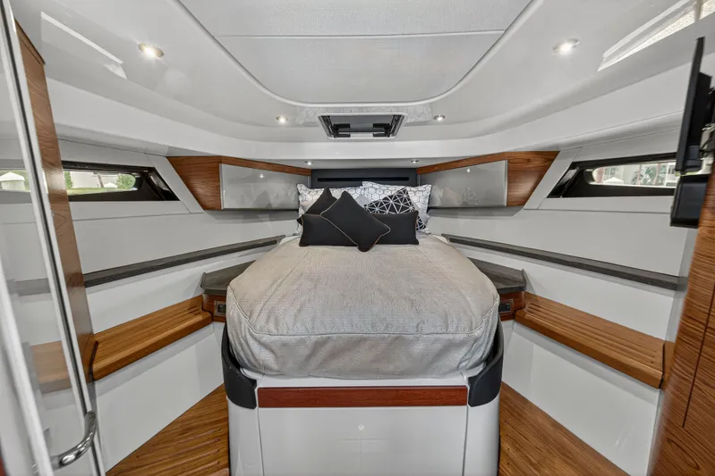 Forever Young Yacht Photos Pics 