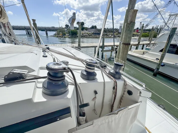 Alisei Yacht Photos Pics Fountaine Pajot Helia 44 Evolution 2017 sailboat docked, showcasing winches and rigging.