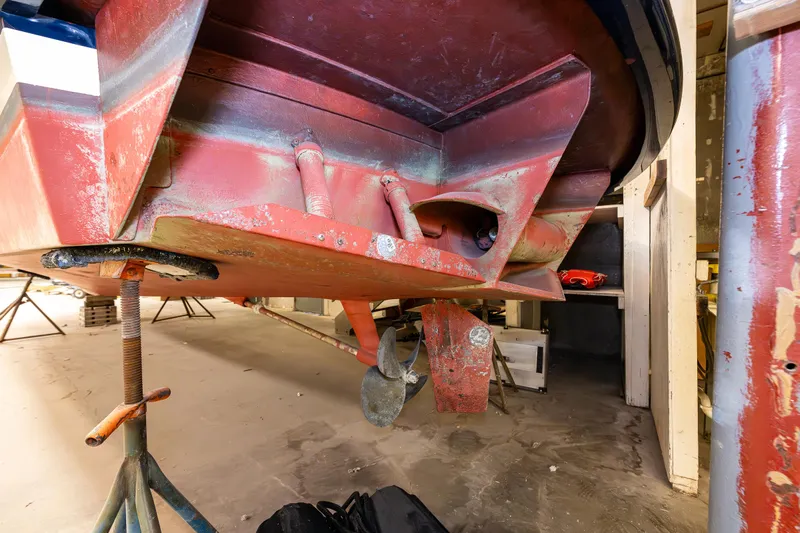 Rough Rider Yacht Photos Pics 2006 Palm Beach Motor Yachts Avalon 32 underbody in maintenance facility.