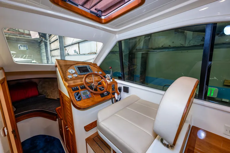Rough Rider Yacht Photos Pics Interior of 2006 Palm Beach Motor Yachts Avalon 32, featuring helm and seating area.