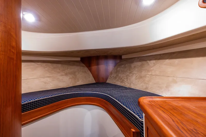 Rough Rider Yacht Photos Pics Luxurious cabin interior of 2006 Palm Beach Motor Yachts Avalon 32.