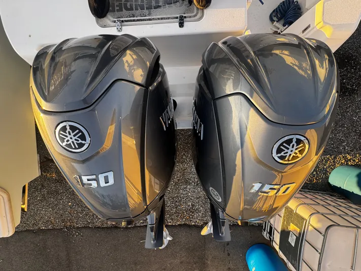  Yacht Photos Pics Twin Yamaha 150 outboard engines on a 2024 Contender 25 Tournament CC boat.