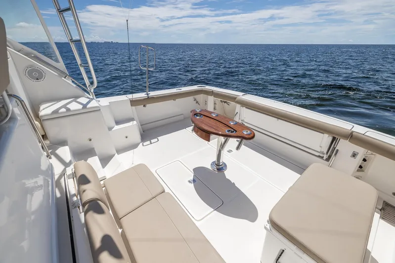 Mutiny Yacht Photos Pics 2004 Tiara Yachts 4200 Open, spacious deck with ocean view.