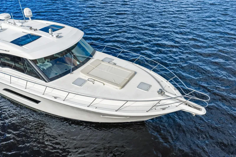 Escape Pod Yacht Photos Pics 2015 Riviera 565 SUV yacht cruising on open water.