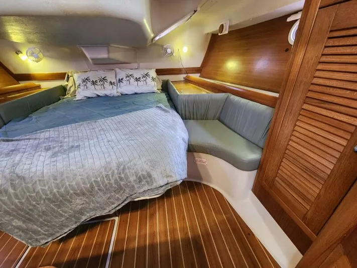 Soleyah Yacht Photos Pics Luxurious 2007 Catalina 387 yacht cabin with cozy bed and elegant wood paneling.