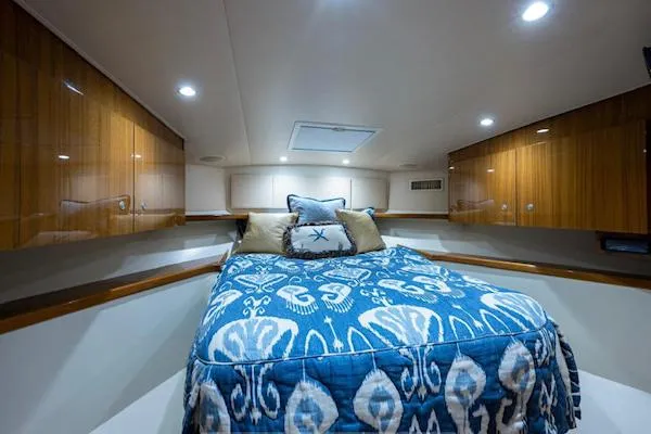 Drop&rsquo;em Yacht Photos Pics Luxurious bedroom interior of 2012 Viking 42 Open yacht with blue patterned bedding.