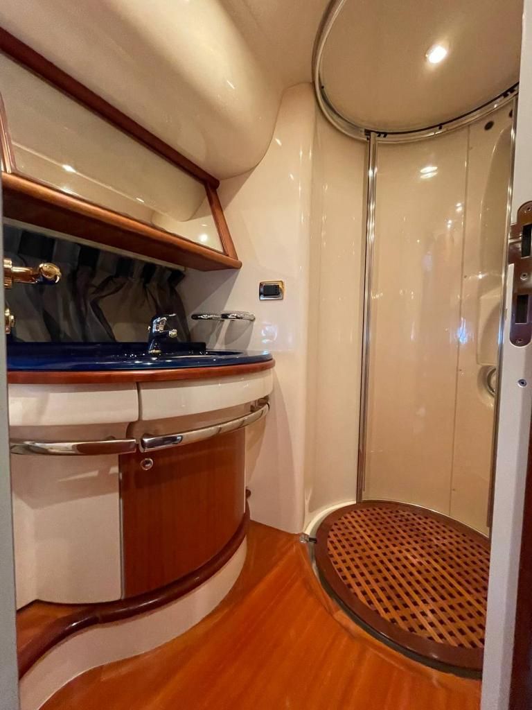 2005 Azimut 64 