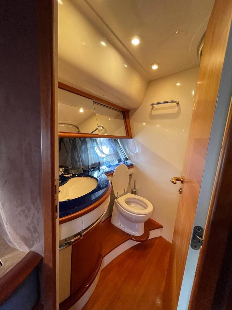 2005 Azimut 64 