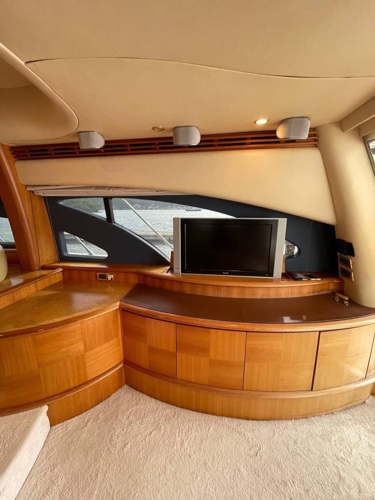 2005 Azimut 64 