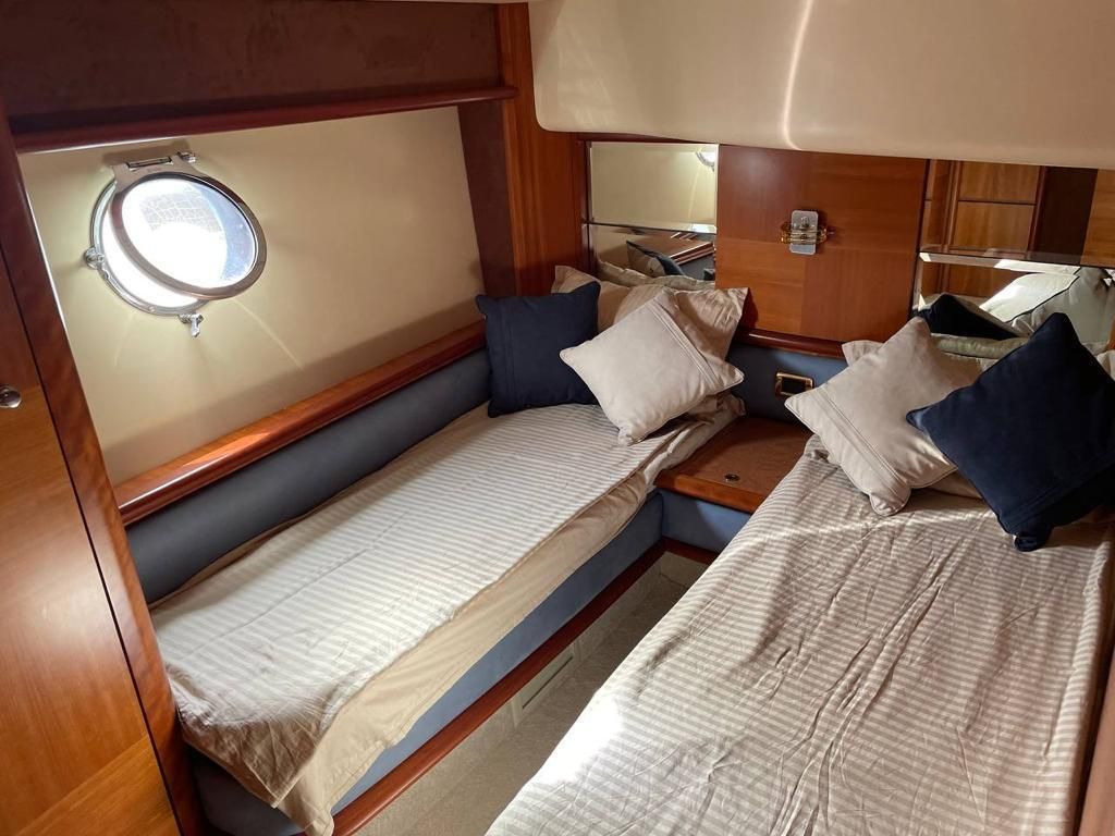 2005 Azimut 64 