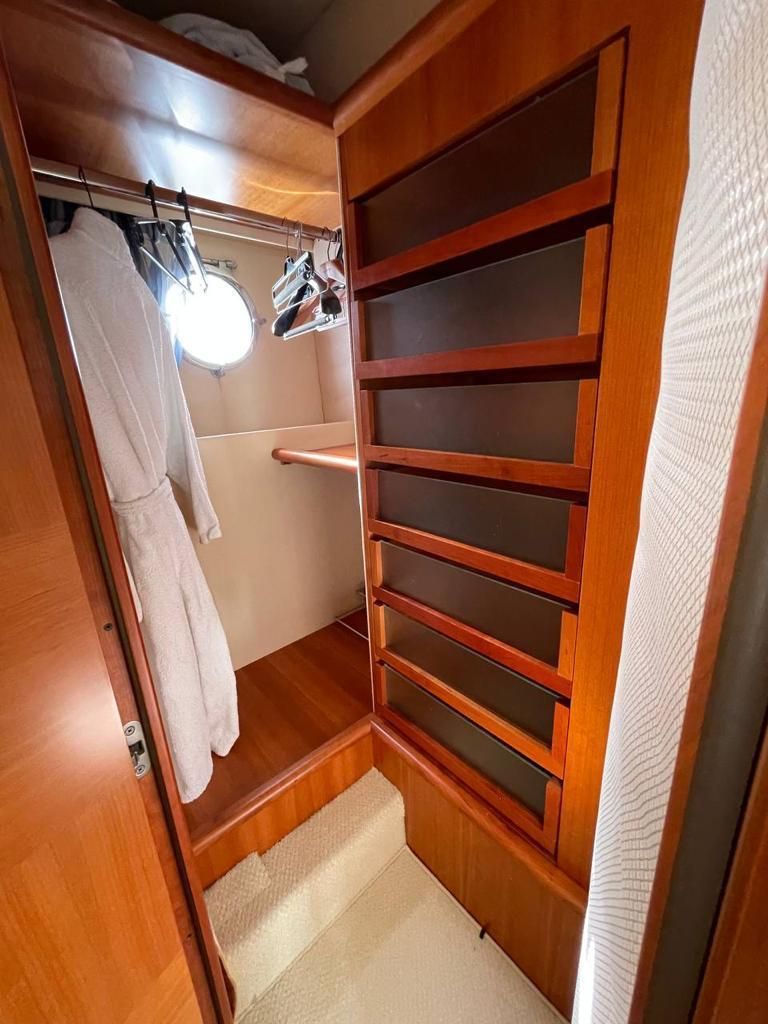 2005 Azimut 64 