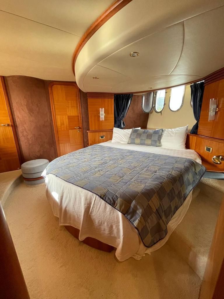 2005 Azimut 64 