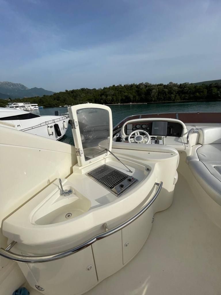 2005 Azimut 64 