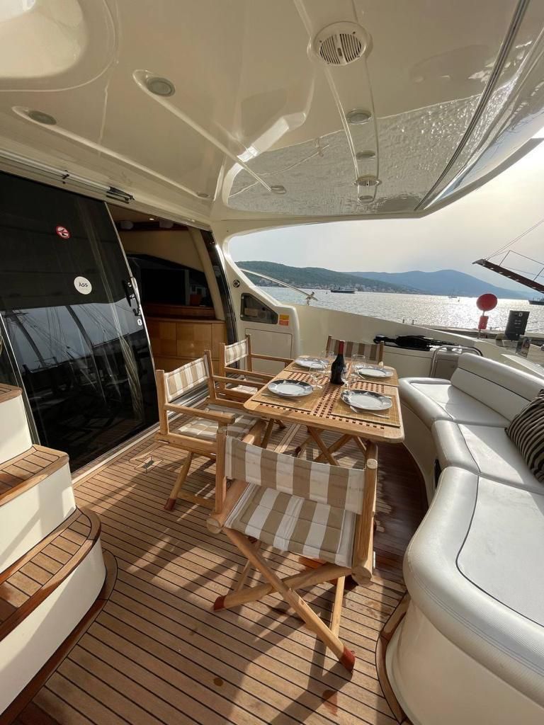 2005 Azimut 64 