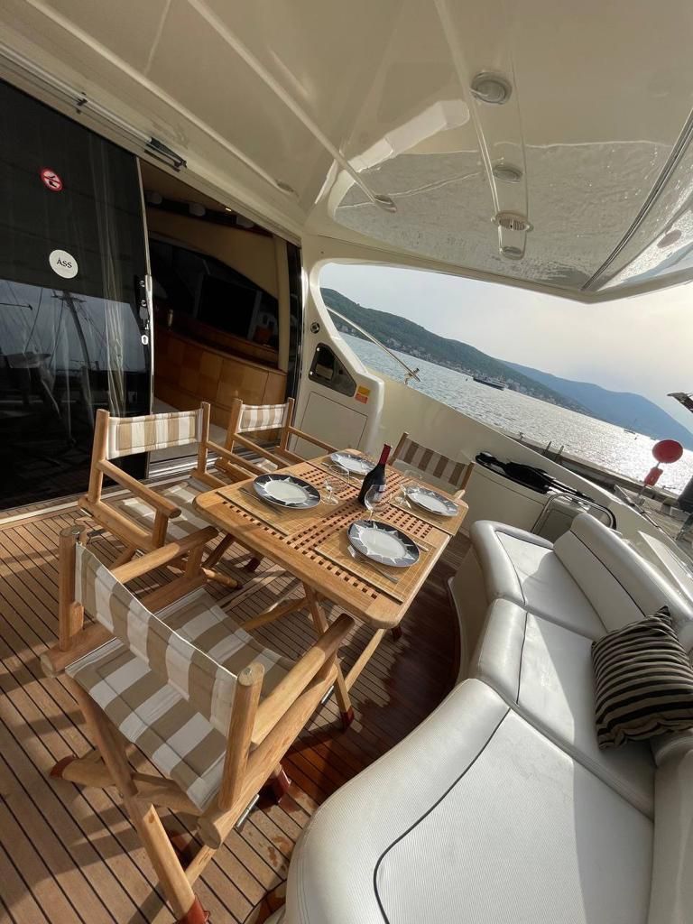 2005 Azimut 64 