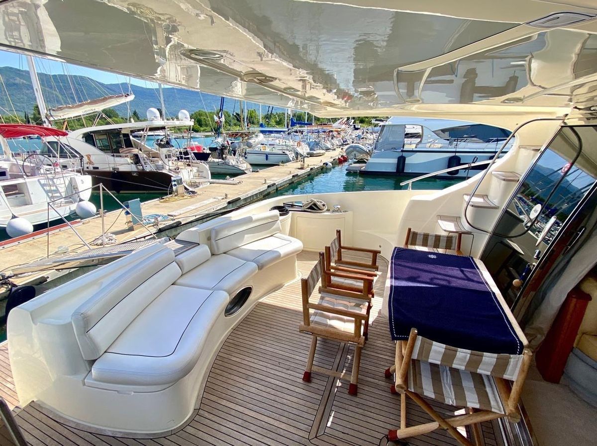2005 Azimut 64 