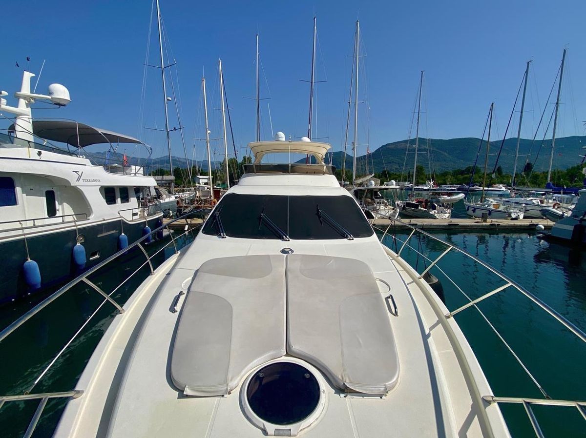 2005 Azimut 64 