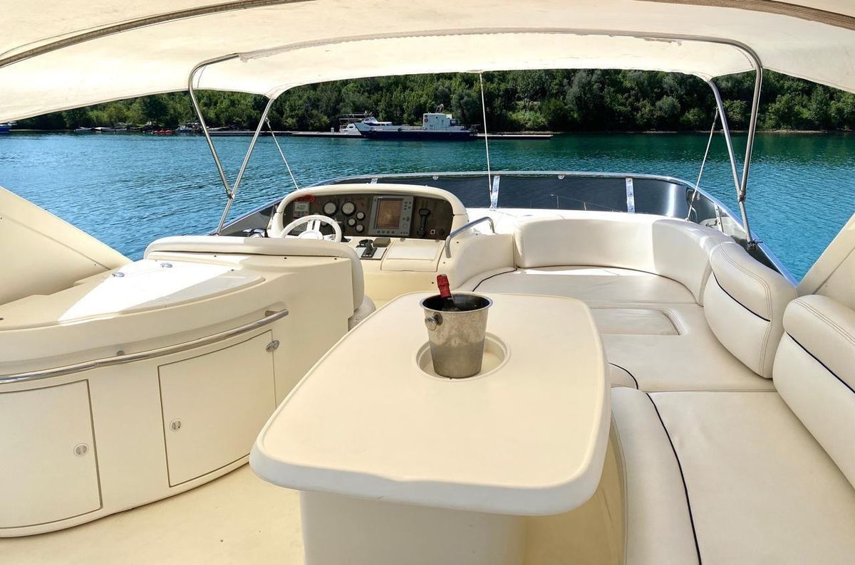 2005 Azimut 64 