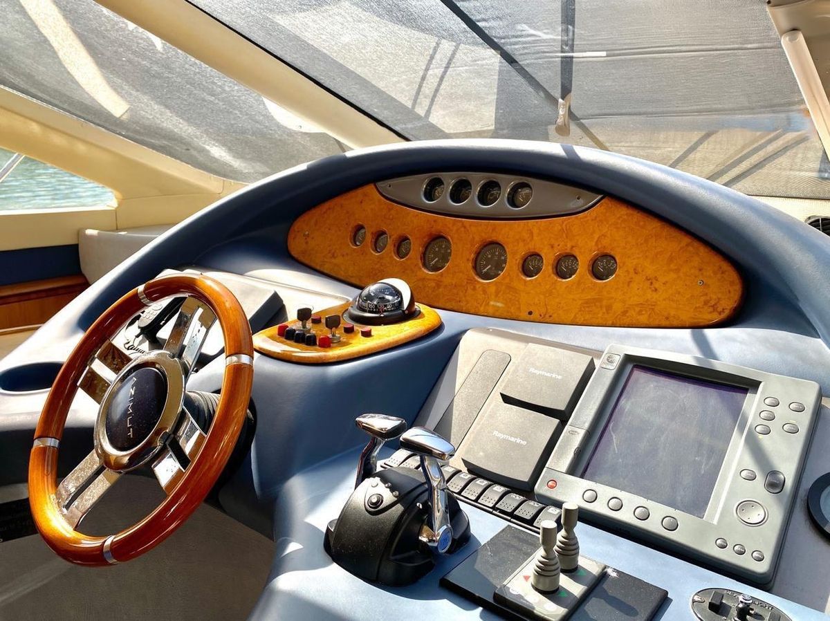 2005 Azimut 64 