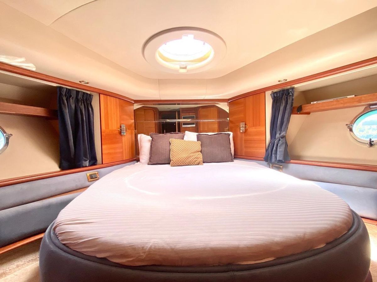 2005 Azimut 64 