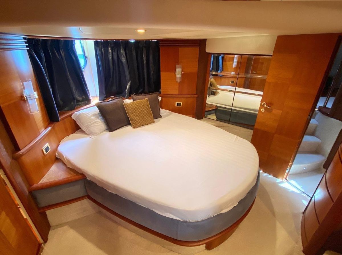 2005 Azimut 64 
